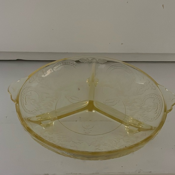 ANTIQUE HORSESHOE YELLOW DEPRESSION GLASS FOOTED DIVIDED PLATE 1930 - Picture 6 of 6